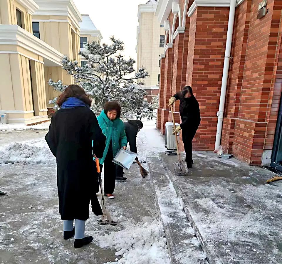 瑞雪泽东华，师生扫雪记