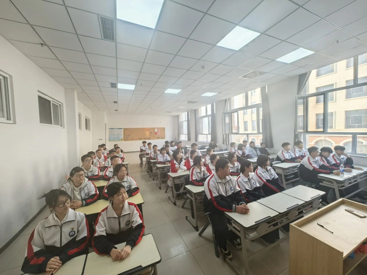 石家庄东华铁路学校开展&ldquo;奋发有为担使命&middot;干字当头开新局&rdquo;主题团课