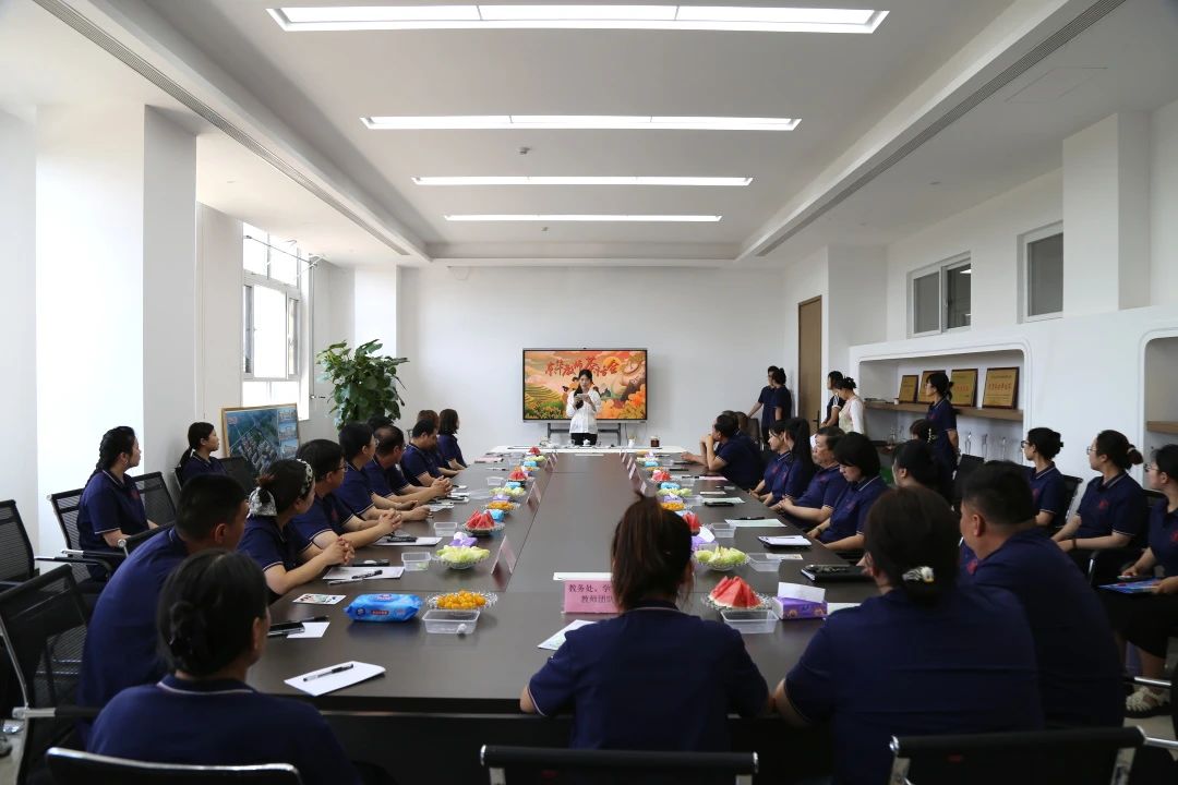 茶香润心&middot;瑜伽舒怀&mdash;&mdash;校工会举办&ldquo;茶韵瑜伽，师语清欢&rdquo;教师减压主题活动