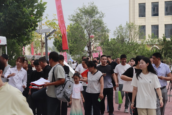 石家庄东华铁路学校2025级新生报到工作有序开展